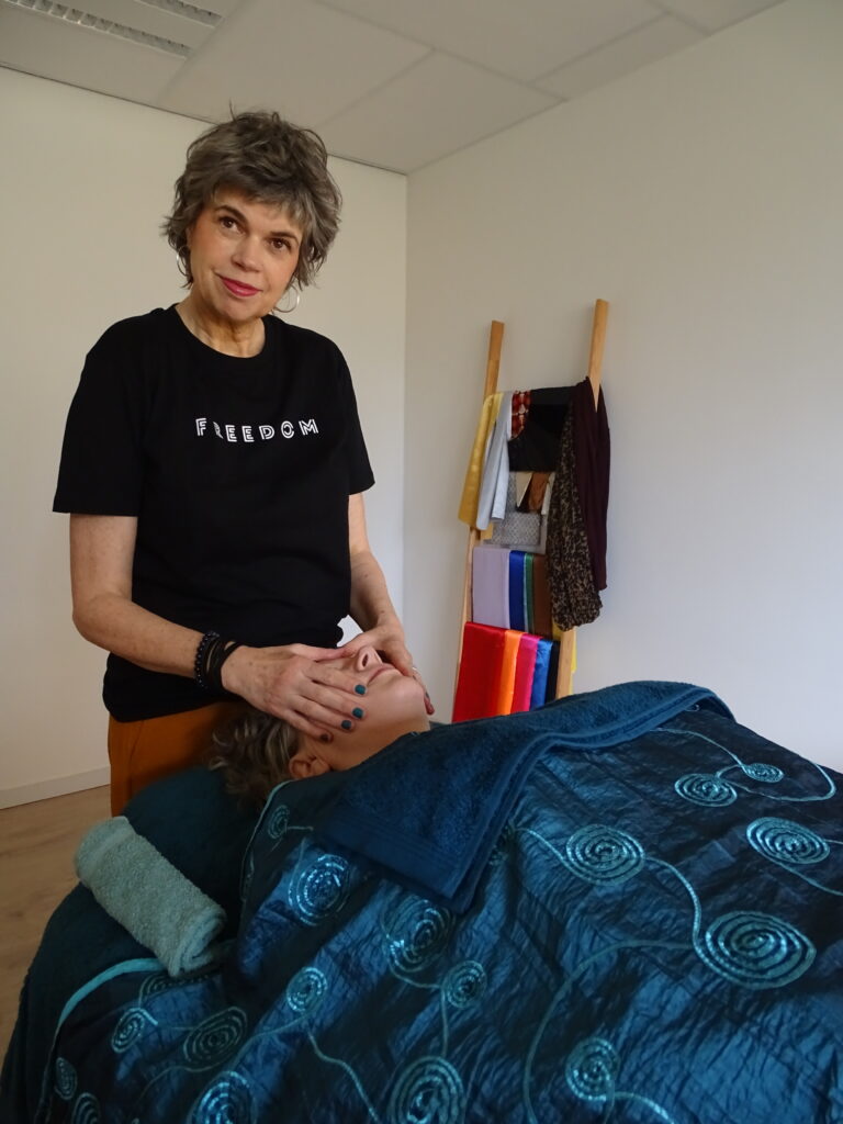 Tonny aan het masseren van het gezicht tegen rimpels. Een natuurlijke huidverjonging