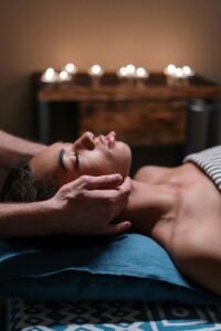 vrouw krijgt gezichtsmassage