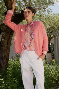 vrouw met kleding van het merk Milano