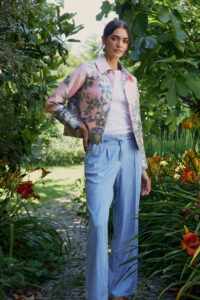 vrouw met jasje en broek van het merk Milano