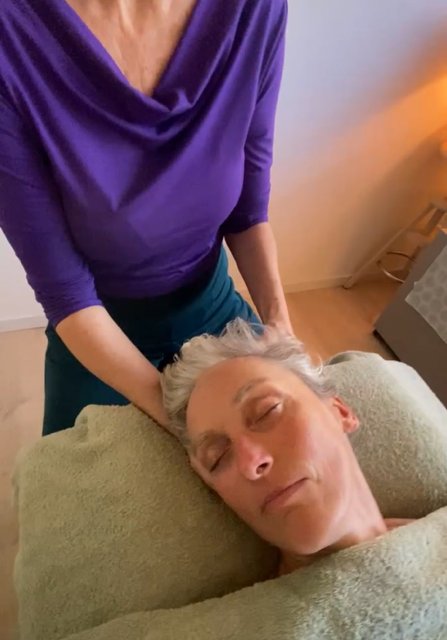 Gezichtsmassage tegen stress: de weg naar innerlijke rust en een stralende blik